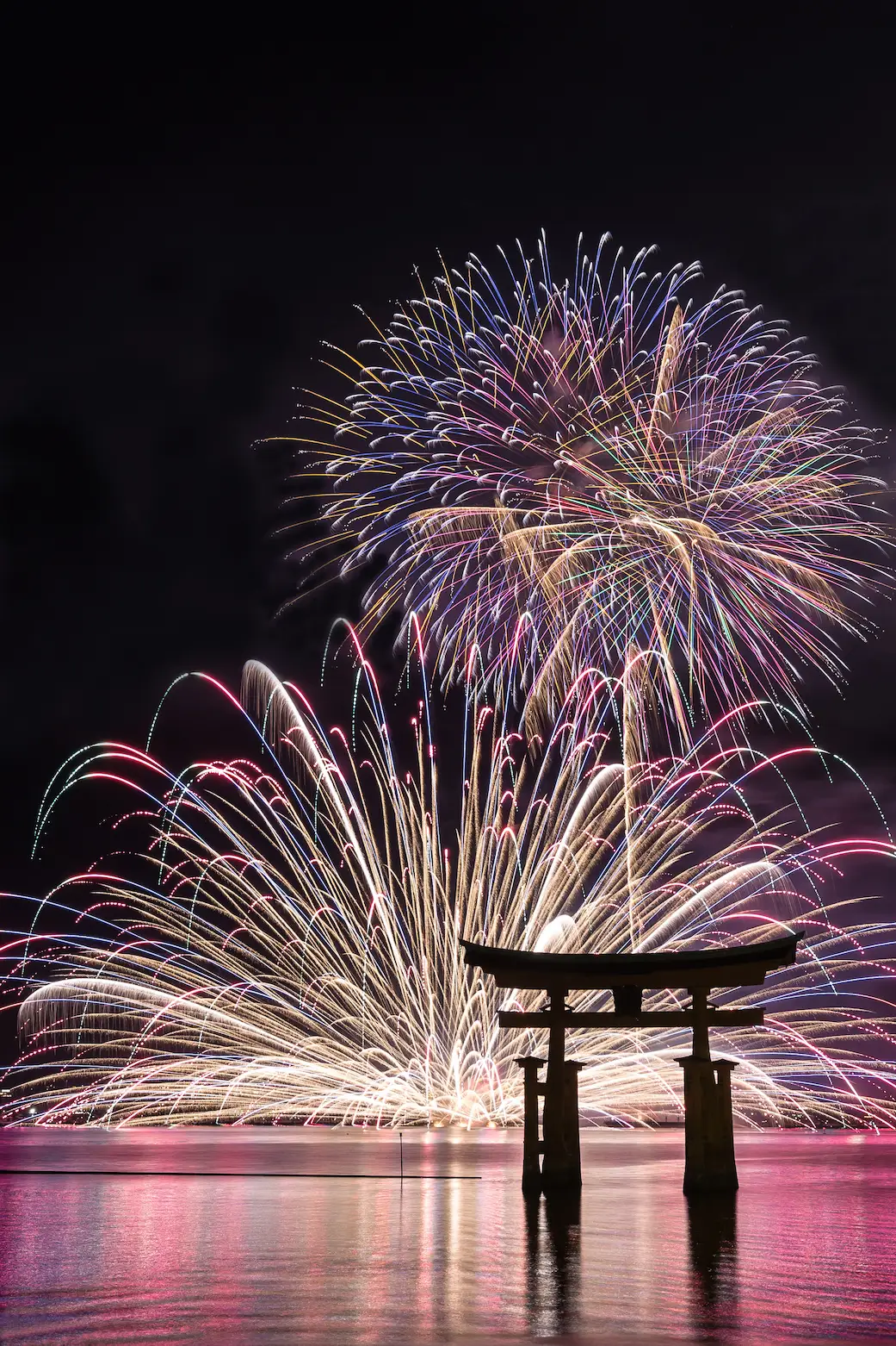 嚴島神社の大鳥居と花火