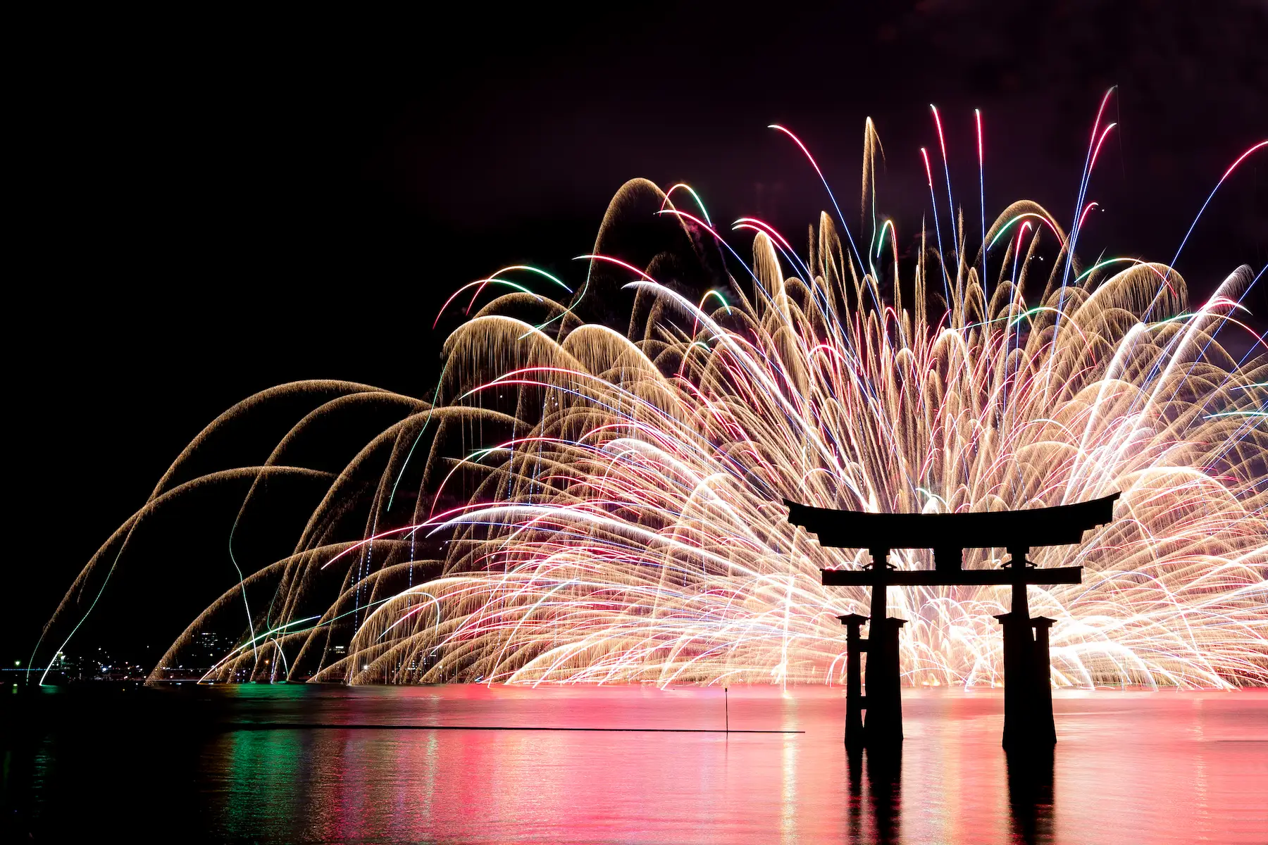 厳島の夜空を彩る花火